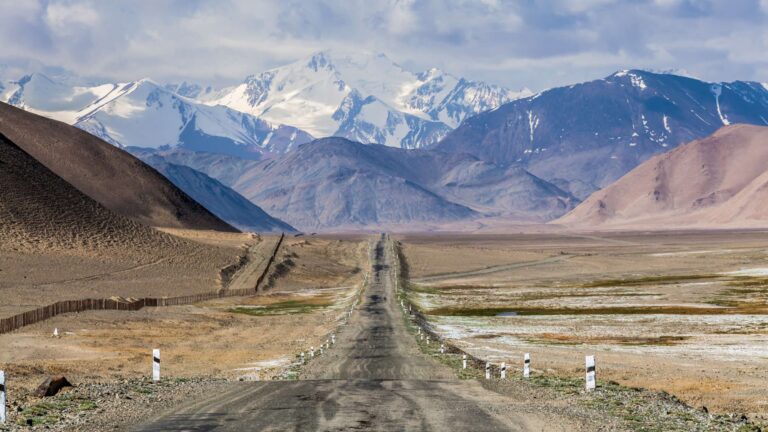 Kirgizsko, Tadžikistan